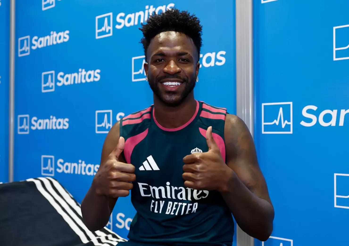 Vini Jr. retorna ao Real Madrid mas renovação segue travada