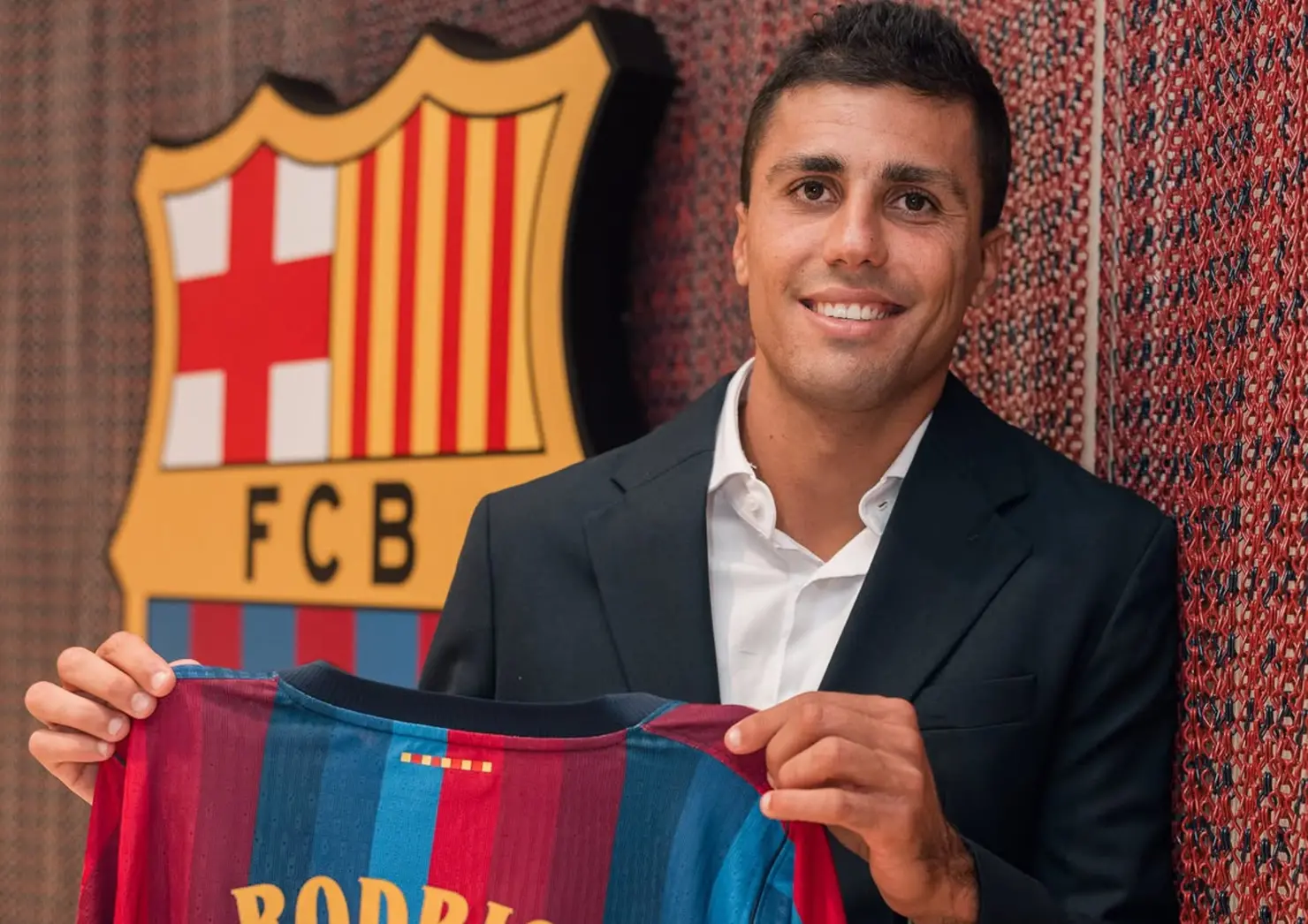 Barcelona anuncia contratação de Rodri até 2031