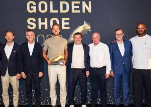 Harry Kane recebe Chuteira de Ouro após temporada histórica pelo Bayern