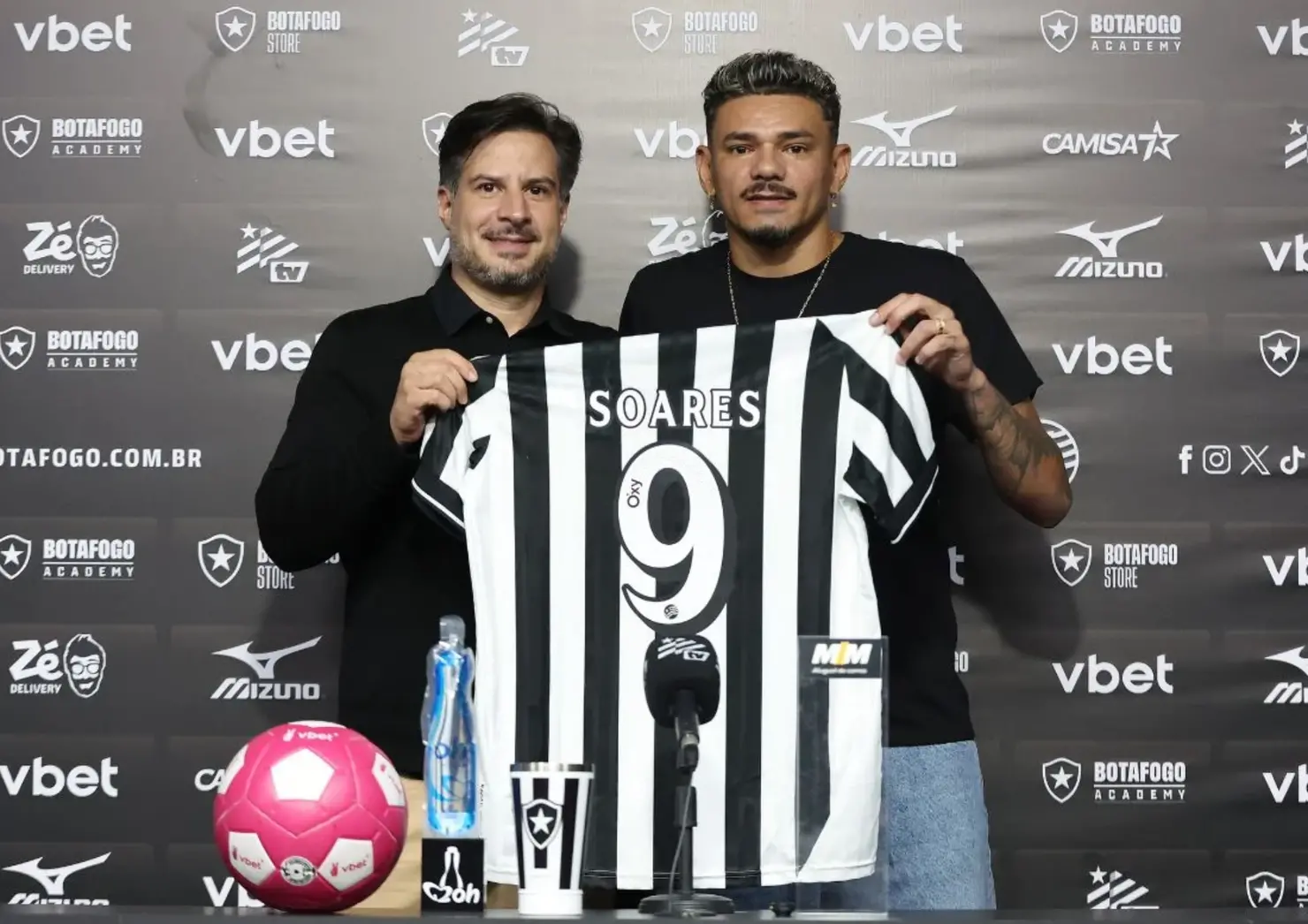 Tiquinho Soares é apresentado no Botafogo e assume a camisa 9