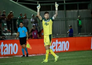 Tadeu completa 400 jogos pelo Goiás e celebra marca histórica