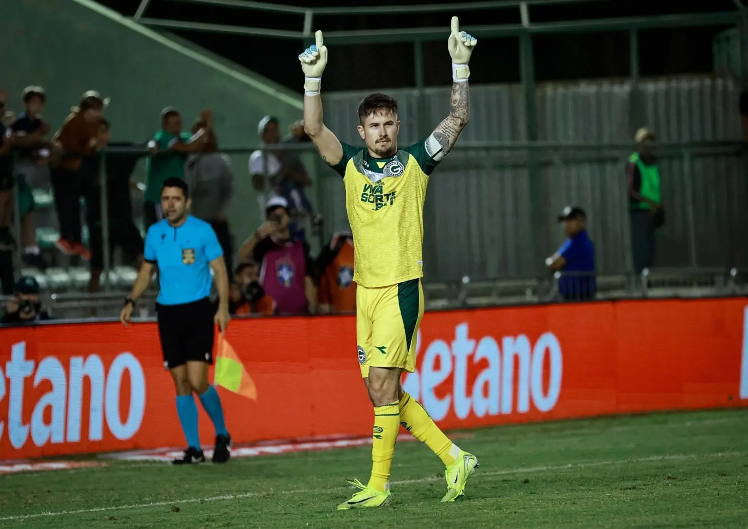 Tadeu completa 400 jogos pelo Goiás e celebra marca histórica