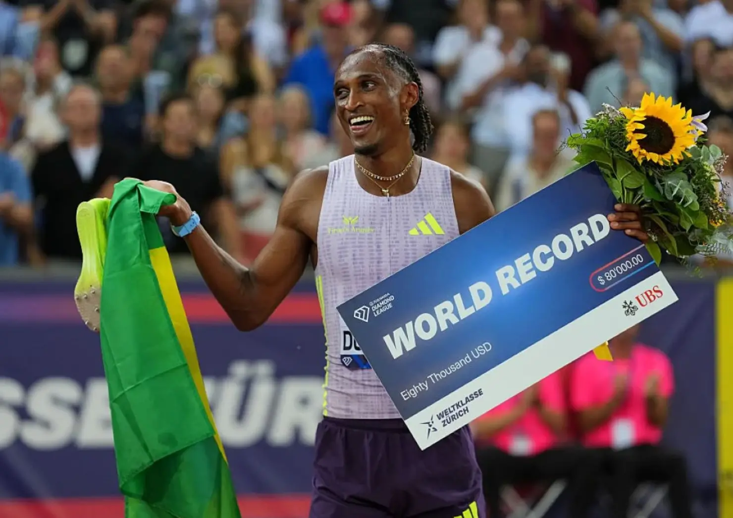 Alison dos Santos bate recorde mundial nos 400m com barreiras