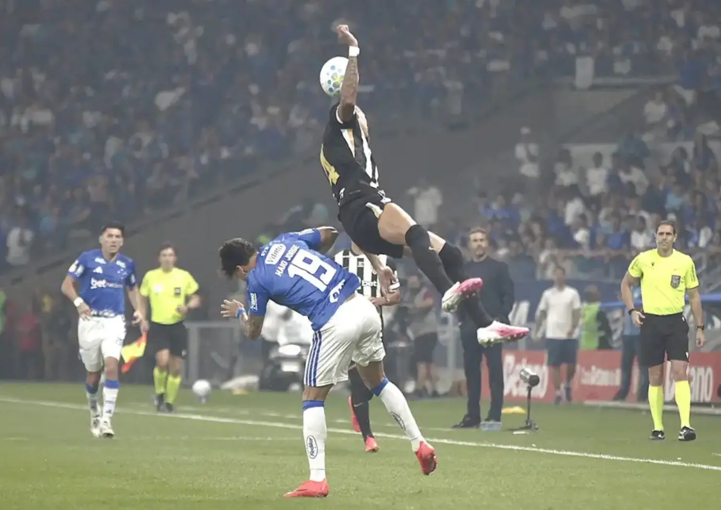 STJD marca julgamento de Kaio Jorge por lance em clássico mineiro
