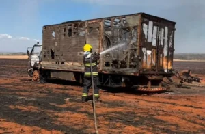 Incêndio em vegetação mata uma pessoa e destrói veículos em São Luiz do Norte