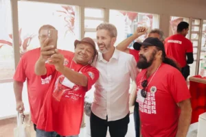 Leandro Grass leva campanha à educação e à UnB no DF