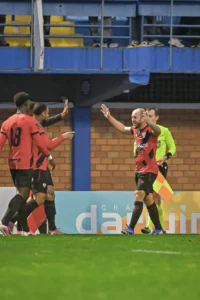 Atlético-GO vence o Avaí com gol nos acréscimos e encosta no G-4