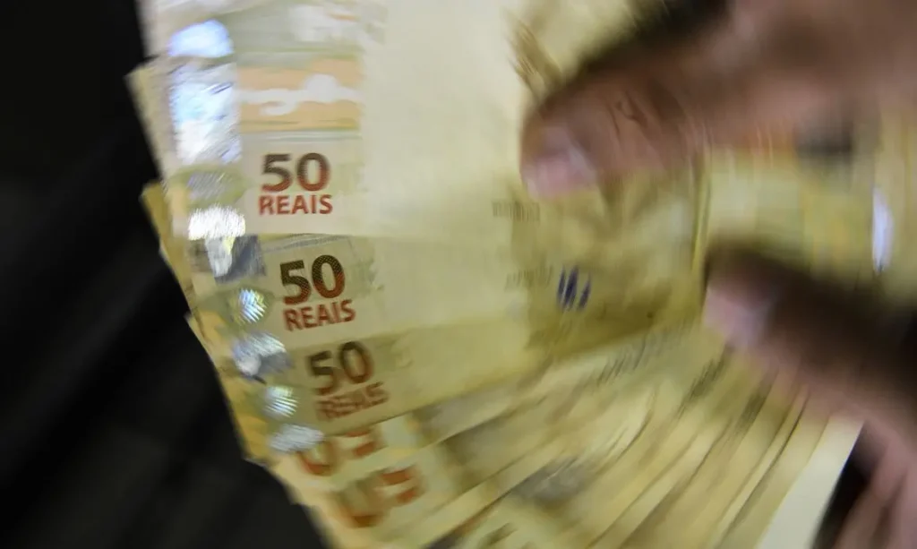 Mercado reduz previsão da Selic pela primeira vez em cinco meses e vê inflação menor em 2026
