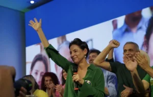 ‘Hoje começa minha vida política’, diz Ana Paula Rezende ao estrear como candidata a vice-governadora por Goiás