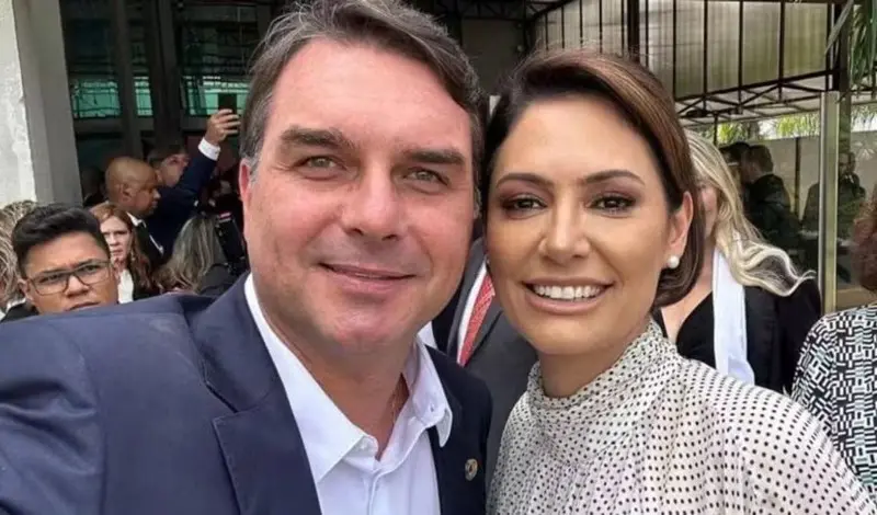 Flávio e Michelle Bolsonaro gravam juntos para a campanha eleitoral