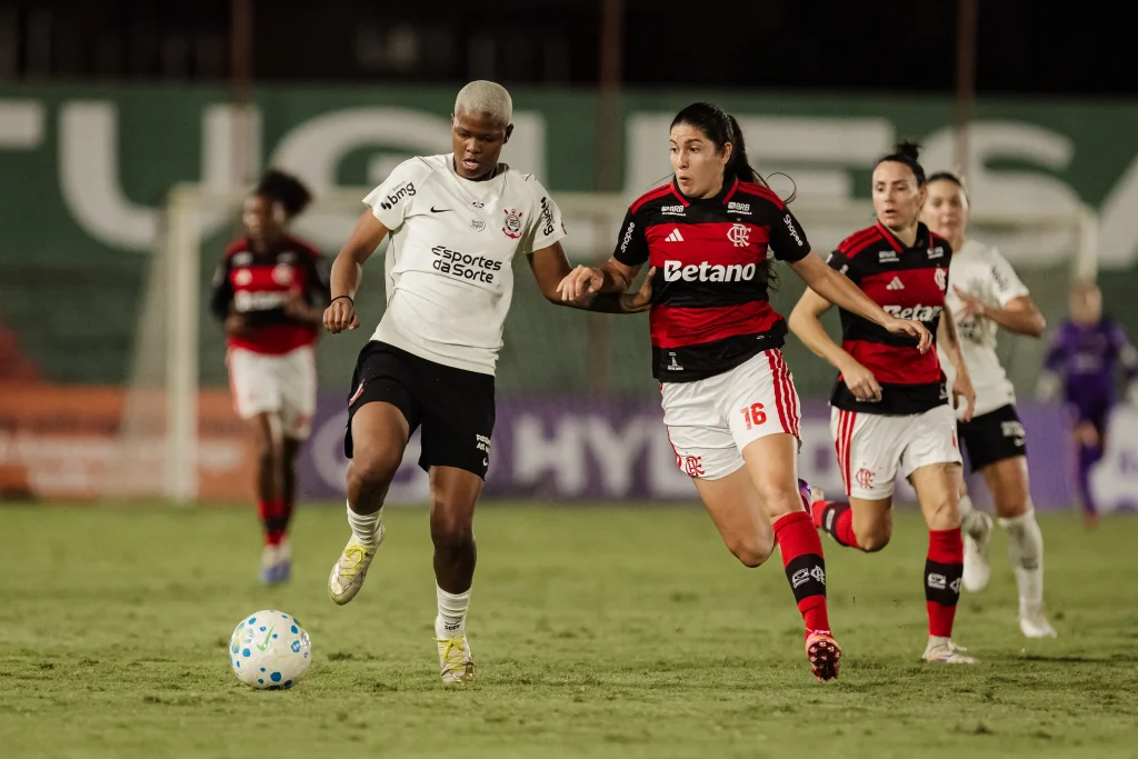 Corinthians vence o Flamengo e assume liderança isolada do Brasileirão Feminino