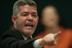 Delegado Waldir é alvo de ação eleitoral por suposto uso político do Detran-GO