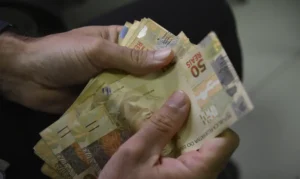 Salário mínimo pode chegar a R$ 1.741 em 2027