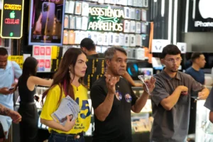 Paula Belmonte visita Feira dos Importados e defende valorização dos feirantes do DF