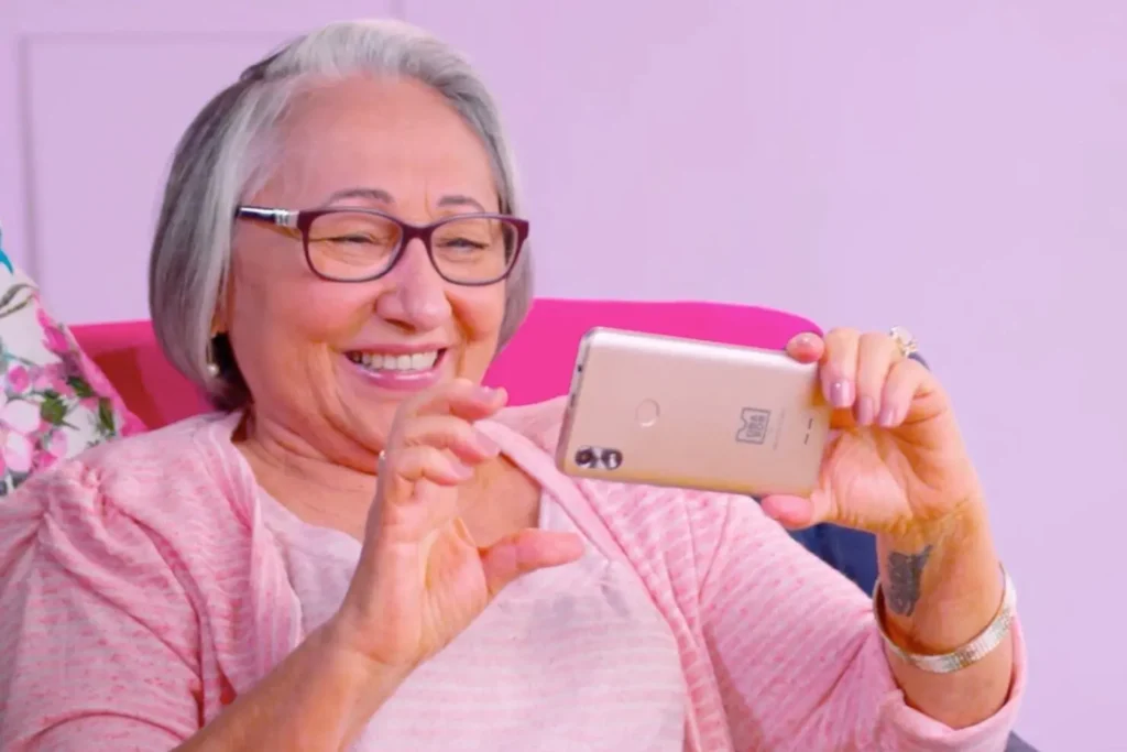 Curso gratuito ensina pessoas 60+ a usar celular e evitar golpes em Anápolis