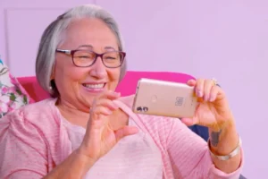 Curso gratuito ensina pessoas 60+ a usar celular e evitar golpes em Anápolis