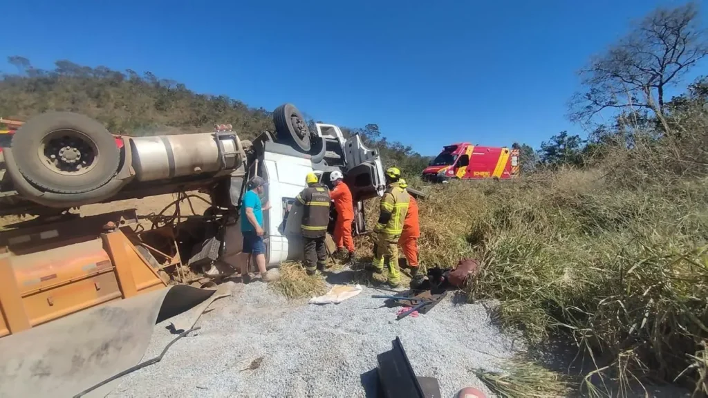 Caminhão carregado com brita sai da pista e motorista morre na GO-203, em Ipameri
