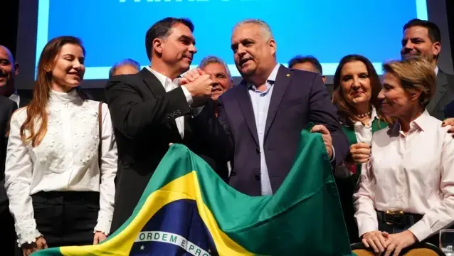 Bolsonaros penam com vice, mas o de Flávio é melhor que os de Jair