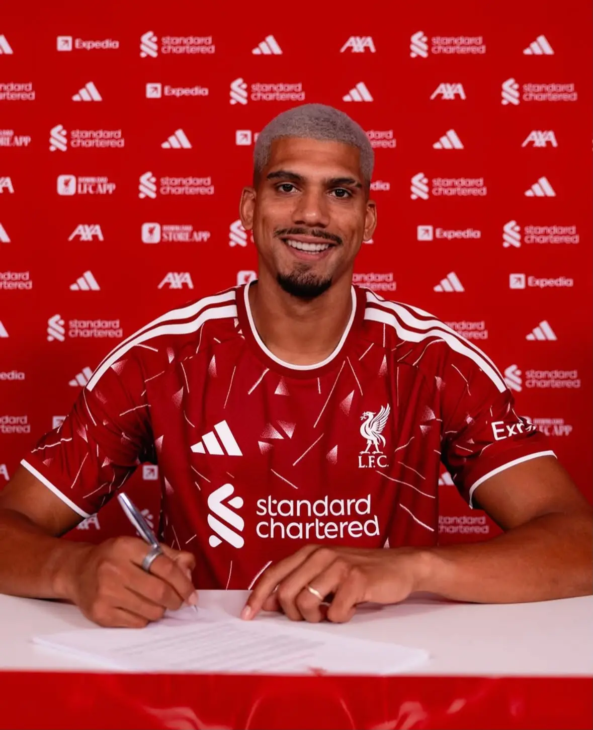 Ronald Araújo é emprestado pelo Barcelona ao Liverpool até junho de 2027