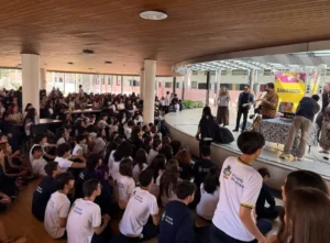 Antes dos palcos, Bananada nas Escolas desperta interesse pela música independente em Goiânia
