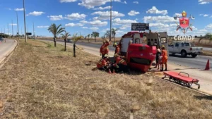 Capotamento deixa três pessoas feridas em Brasília