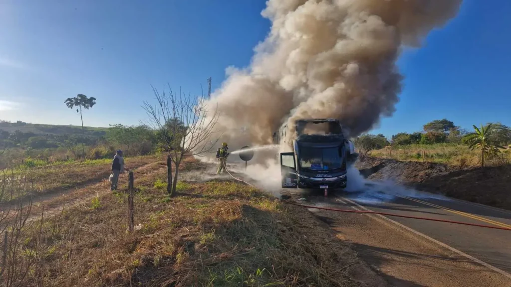 Incêndio destrói ônibus na BR-364, no interior de Goiás