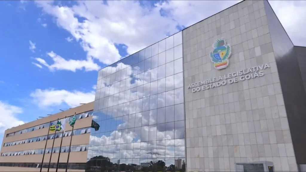 Assembleia é caso perdido: sequer se promete acabar com as farras