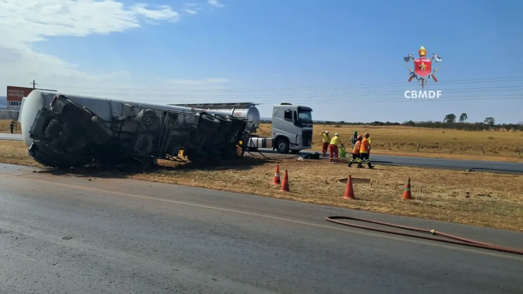 Carreta com combustíveis tomba na BR-020 e interdita rodovia em Brasília
