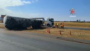 Carreta com combustíveis tomba na BR-020 e interdita rodovia em Brasília