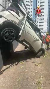 Carro elétrico bate em grade de proteção em Brasília