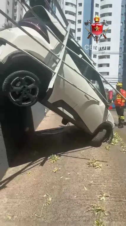 Carro elétrico bate em grade de proteção em Brasília