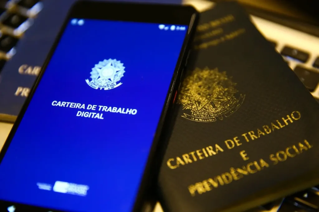 Baixa no total de pessoas disponíveis para trabalhar desacelera o emprego