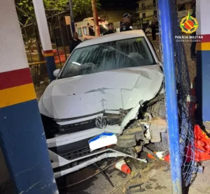 Motorista embriagado tenta atropelar PMs e derruba portão de batalhão no DF
