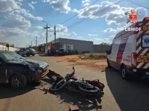 Motociclista sofre traumatismo grave e é levado de helicóptero após acidente em Brazlândia (DF)
