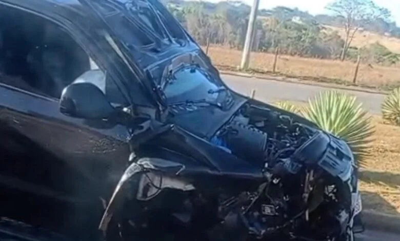 Colisão entre dois carros deixa um morto e dois feridos em Goiânia