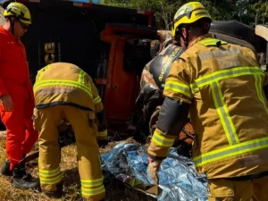 Acidente com caminhão deixa um morto e quatro feridos na GO-338, em Pirenópolis