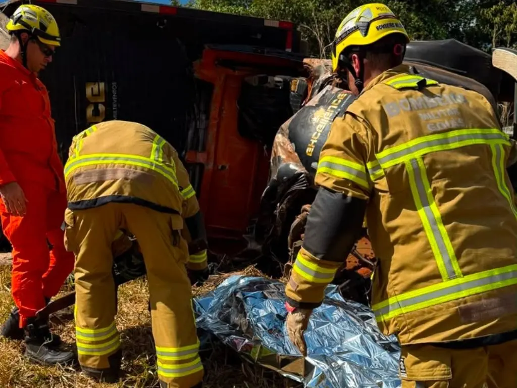 Acidente com caminhão deixa um morto e quatro feridos na GO-338, em Pirenópolis