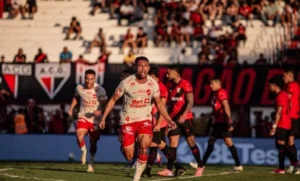 Vila Nova supera Atlético-GO e ganha força na briga pelo acesso
