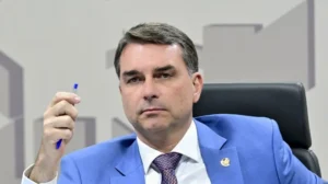 Flávio diz que caso Dark Horse está encerrado e cobra Lula