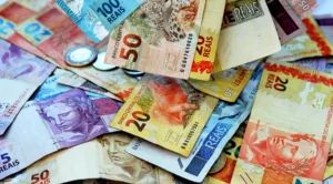 Mercado reduz previsão para PIB e economistas cortam previsão de alta para 2026