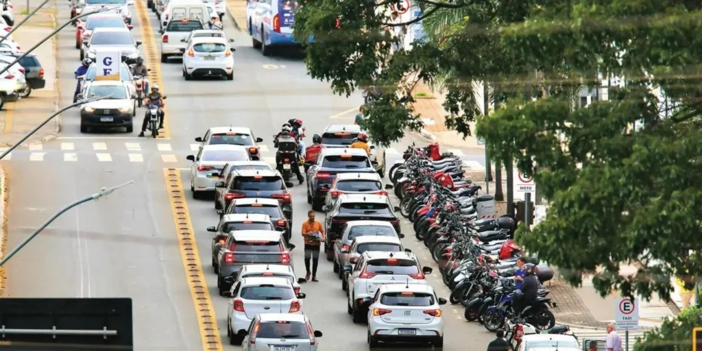 Adesivo eleitoral no carro pode deixar motorista sem indenização do seguro; entenda