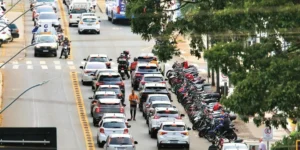Adesivo eleitoral no carro pode deixar motorista sem indenização do seguro; entenda