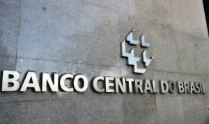 BC acende alerta sobre petróleo e gastos públicos mesmo com inflação em queda