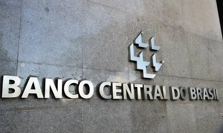 BC acende alerta sobre petróleo e gastos públicos mesmo com inflação em queda