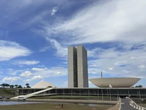 Congresso libera bilhões em gastos e cria trava para o governo em 2027