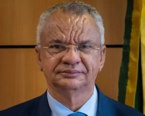 Juros e avanço das lojas online pressionam empregos no comércio, diz governo