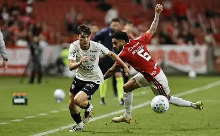 Vitória atropela Athletico-PR e Inter elimina Corinthians nas oitavas da Copa do Brasil