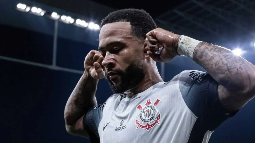 Ele fica! Memphis Depay renova com o Corinthians até 2028
