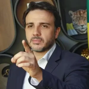 Renan Santos critica Alcolumbre e defende reformas durante evento com presidenciáveis