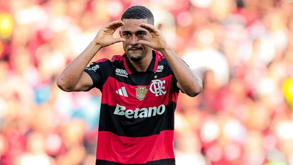 Samuel Lino decide, Flamengo goleia o Botafogo e pressiona o Palmeiras no Brasileirão
